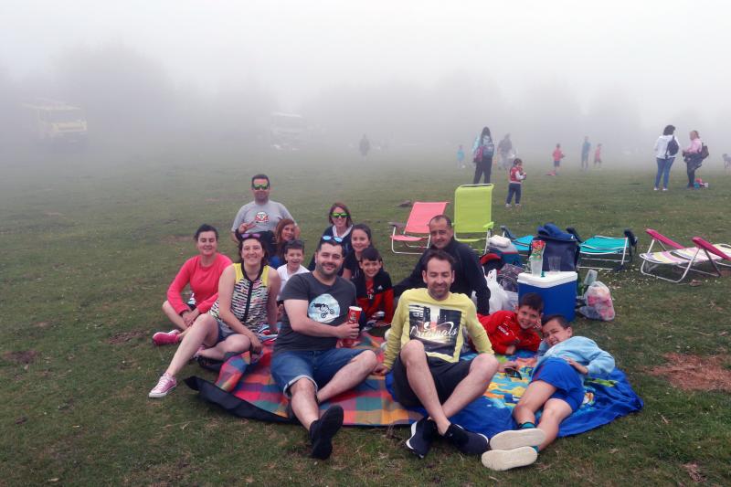 Centenares de personas han disfrutado en el prau Llagüezos del tradicional cordero a la estaca, plato principal de la fiesta de hermanamiento que se organiza entre los concejos de Quirós y Lena. A pesar de que la niebla ha cubierto buena parte de la celebración, el buen ambiente no se ha visto afectado.