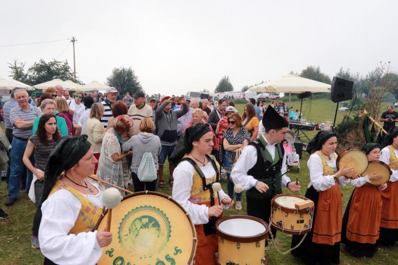 Centenares de personas han disfrutado en el prau Llagüezos del tradicional cordero a la estaca, plato principal de la fiesta de hermanamiento que se organiza entre los concejos de Quirós y Lena. A pesar de que la niebla ha cubierto buena parte de la celebración, el buen ambiente no se ha visto afectado.