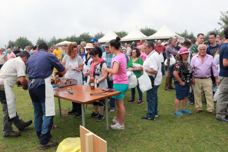 Centenares de personas han disfrutado en el prau Llagüezos del tradicional cordero a la estaca, plato principal de la fiesta de hermanamiento que se organiza entre los concejos de Quirós y Lena. A pesar de que la niebla ha cubierto buena parte de la celebración, el buen ambiente no se ha visto afectado.