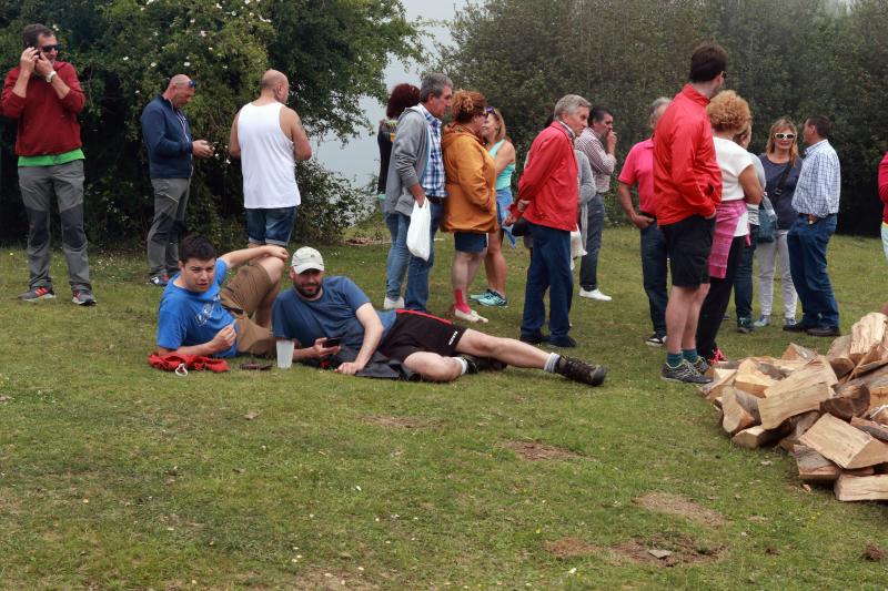 Centenares de personas han disfrutado en el prau Llagüezos del tradicional cordero a la estaca, plato principal de la fiesta de hermanamiento que se organiza entre los concejos de Quirós y Lena. A pesar de que la niebla ha cubierto buena parte de la celebración, el buen ambiente no se ha visto afectado.