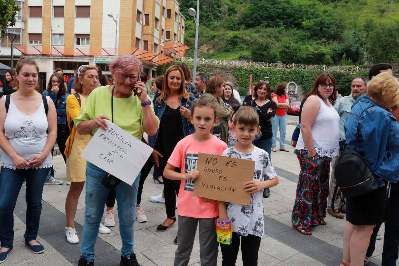 Las plazas de los ayuntamientos asturianos acogieron este lunes las concentraciones de respaldo a la menor víctima de la 'manada' de Manresa.