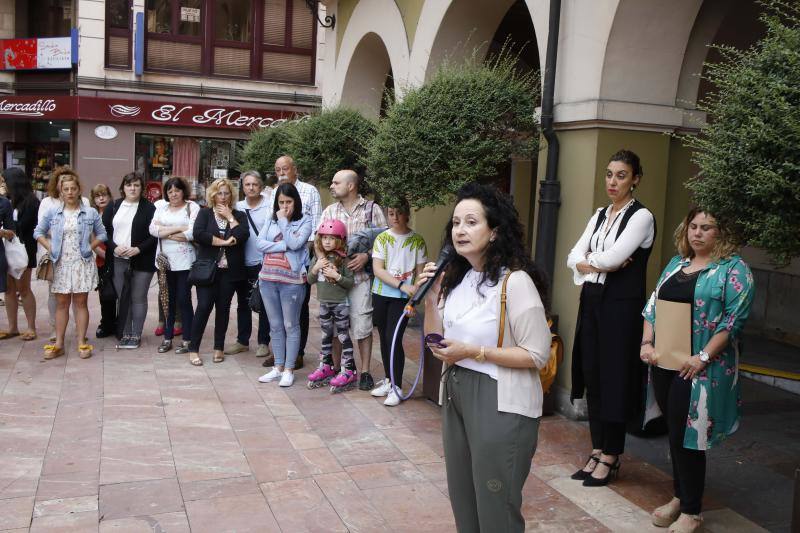 Las plazas de los ayuntamientos asturianos acogieron este lunes las concentraciones de respaldo a la menor víctima de la 'manada' de Manresa.