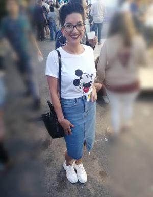 Laura Sáez, 30 años, de Badajoz. Sencillo, cómodo y 'cool'. Una falda larga vaquera con una camiseta de Mickey Mouse y unas deportivas anchas blancas. «Vengo así por la comodidad que requiere este evento, pero suelo vestir también más extravagante, con cosas que llamen la atención».