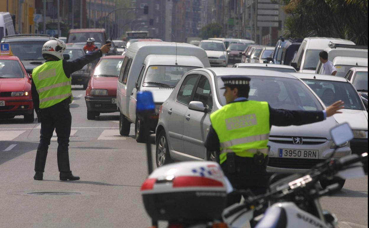 Policía Local regula en tráfico en Gijón.