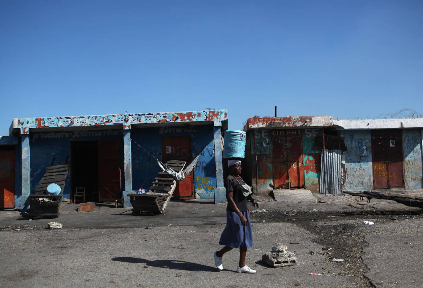 Haití: se recomienda viajar con precaución ya que es un país con tendencia a la tensión social y política en forma de manifestaciones y altercados violenctos. Ha aumentado la incidencia de las infecciones por los virus dengue, chikungunya y zika, sobre todo durante los meses de más calor y lluvias. El año pasado además apareció un brote de difteria en el departamento del oeste de Haití. La temporada ciclónica, de junio a noviembre, provoca catástrofes naturales con altos niveles de mortandad.