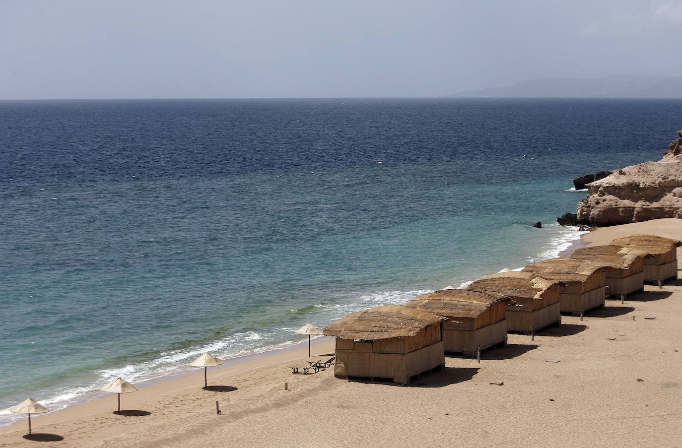 Yibuti: como el resto de países del este de África, Yibuti permanece bajo amenaza terrorista. El riesgo de sufrir atentados o secuestros se mantiene en un nivel moderadamente alto. Son zonas de riesgo elevado las fronterizas con Eritrea y Somalia, aguas territoriales y fronteras marítimas, y el archipiélago de 'Sept-Frères'.