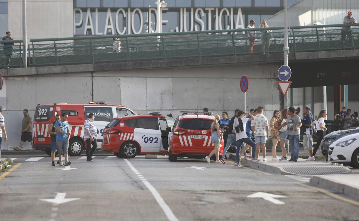 Cuatro detenidos en Gijón tras una trifulca entre un grupo de personas ebrias y la Policía