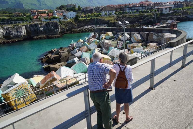 Una plataforma vecinal de Llanes lucha para buscar una solución a la famosa escultura de Agustín Ibarrola, castigada y descolorida con el paso de los años. 