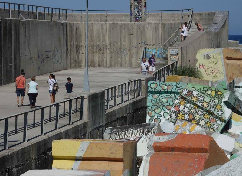 Una plataforma vecinal de Llanes lucha para buscar una solución a la famosa escultura de Agustín Ibarrola, castigada y descolorida con el paso de los años. 