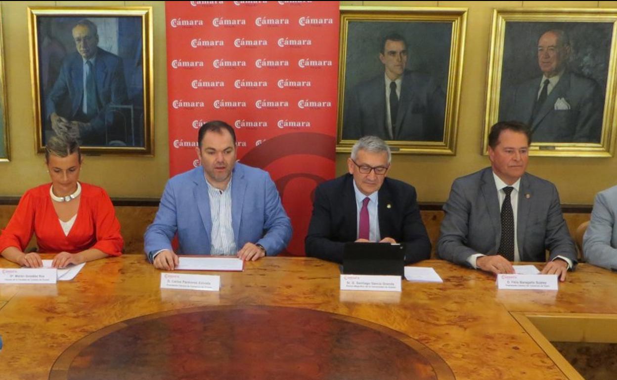 Marián G. Rúa, Carlos Paniceres, Santiago García Granda y Félix Baragaño, durante la presentación de los nuevos estudios universitarios. 