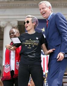 Imagen secundaria 2 - «¡Amad más, odiad menos y hagamos del mundo un sitio mejor!», el emotivo discurso de Megan Rapinoe