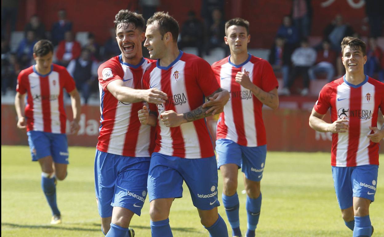 El Sporting B, durante un encuentro contra el Langreo. 