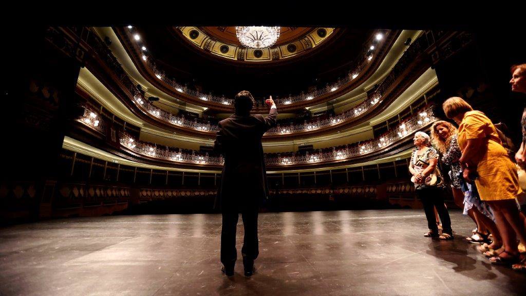 Fotos: Las visitas teatralizas regresan al teatro Campoamor