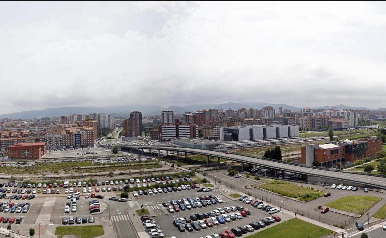 Panorámica de los terrenos del 'solarón' desde la azotea del edificio del Hotel La Polar, con el Museo del Ferrocarril a la izquierda y el parque de Moreda a la derecha. 