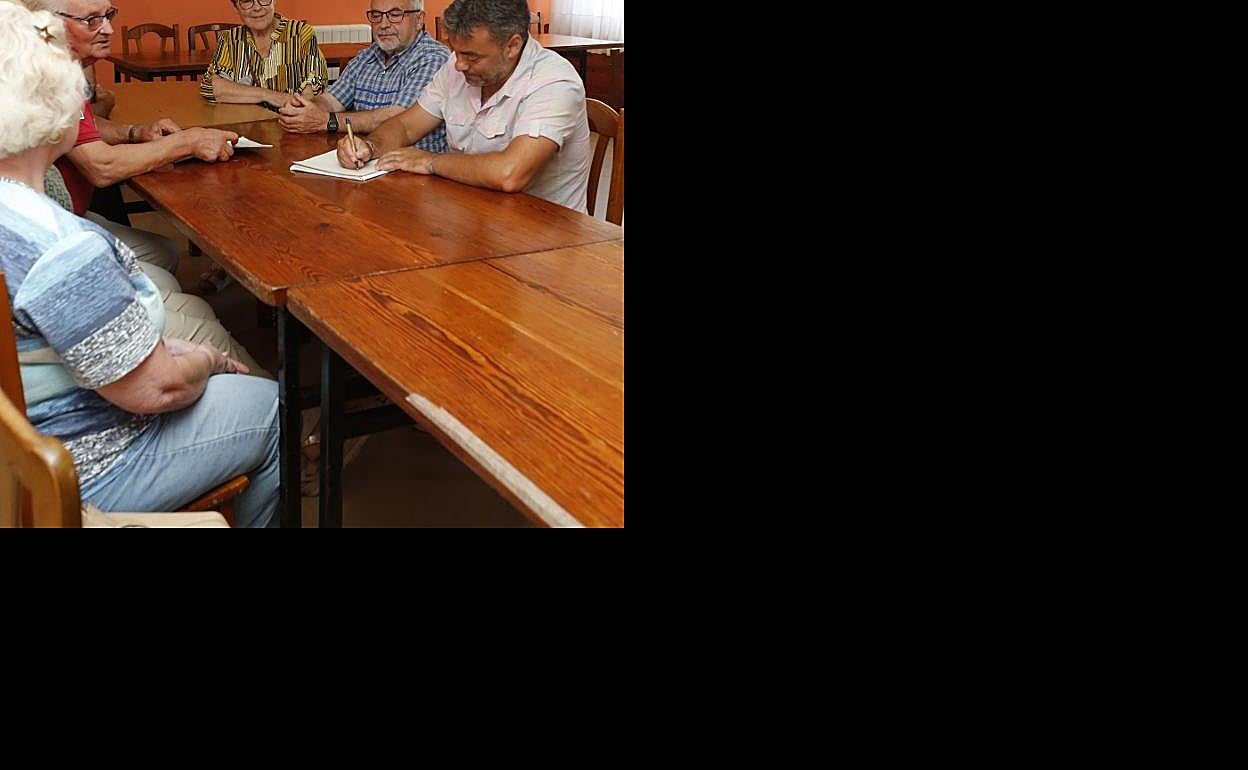 José Ramón Tuero, en la reunión con los vecinos de Leorio. 