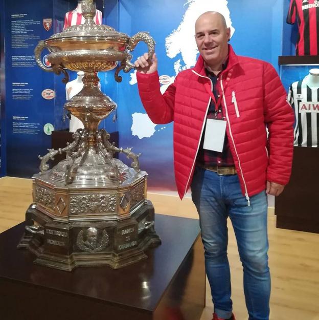 Víctor Manuel Cadavieco posa con el Carranza en la sala de trofeos del Sporting.