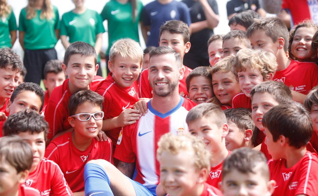 Álvaro Vázquez, rodeado de los niños del campus rojiblanco.