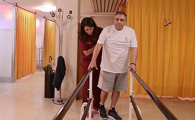 Víctor, durante una sesión de rehabilitación en el Sanatorio Covadonga de Gijón.