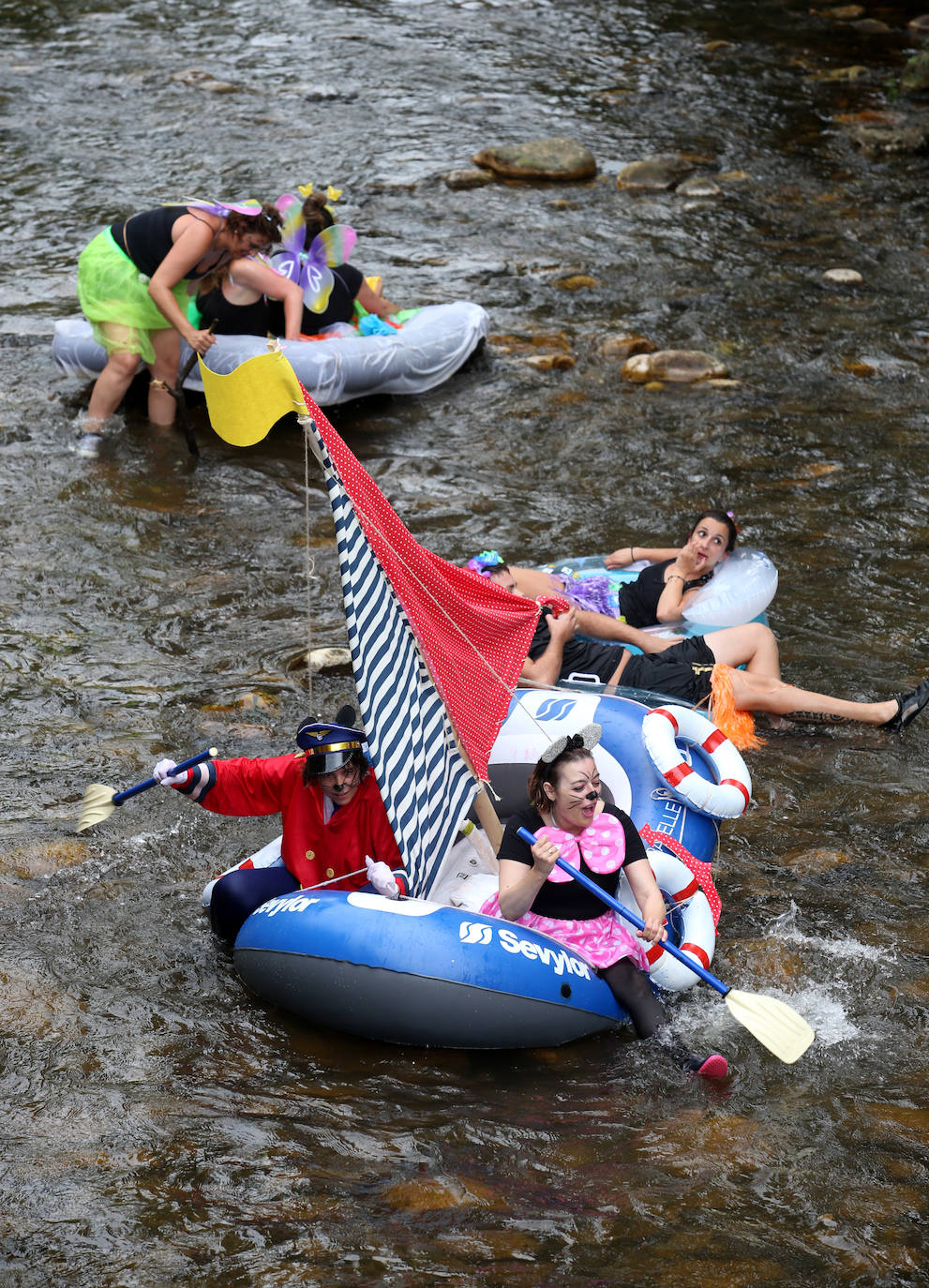 Un total de 15 embarcaciones se echaron al agua en una edición que contó con la participación de unos 70 triputantes