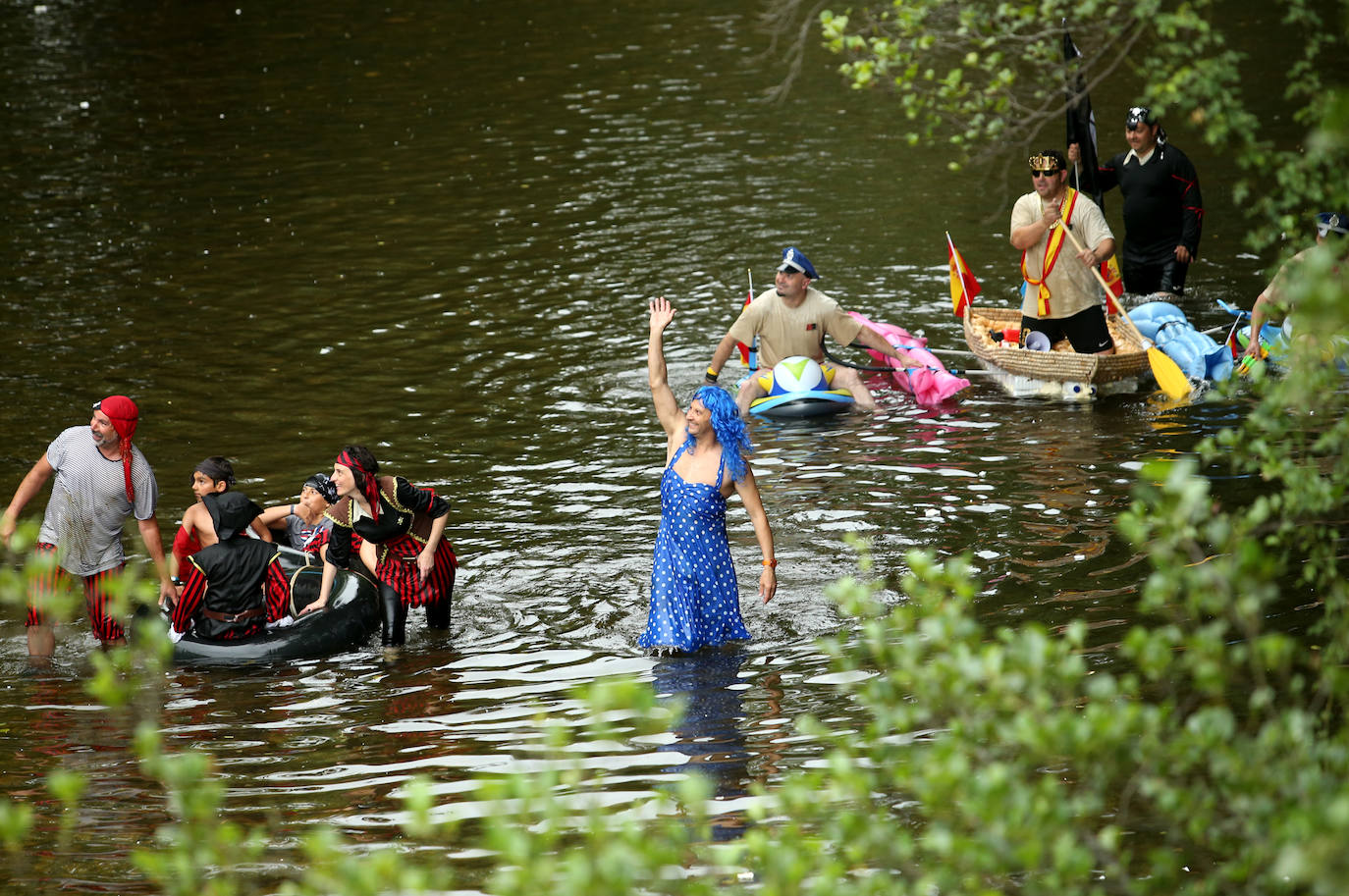Un total de 15 embarcaciones se echaron al agua en una edición que contó con la participación de unos 70 triputantes
