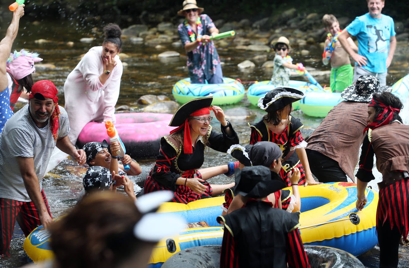 Un total de 15 embarcaciones se echaron al agua en una edición que contó con la participación de unos 70 triputantes