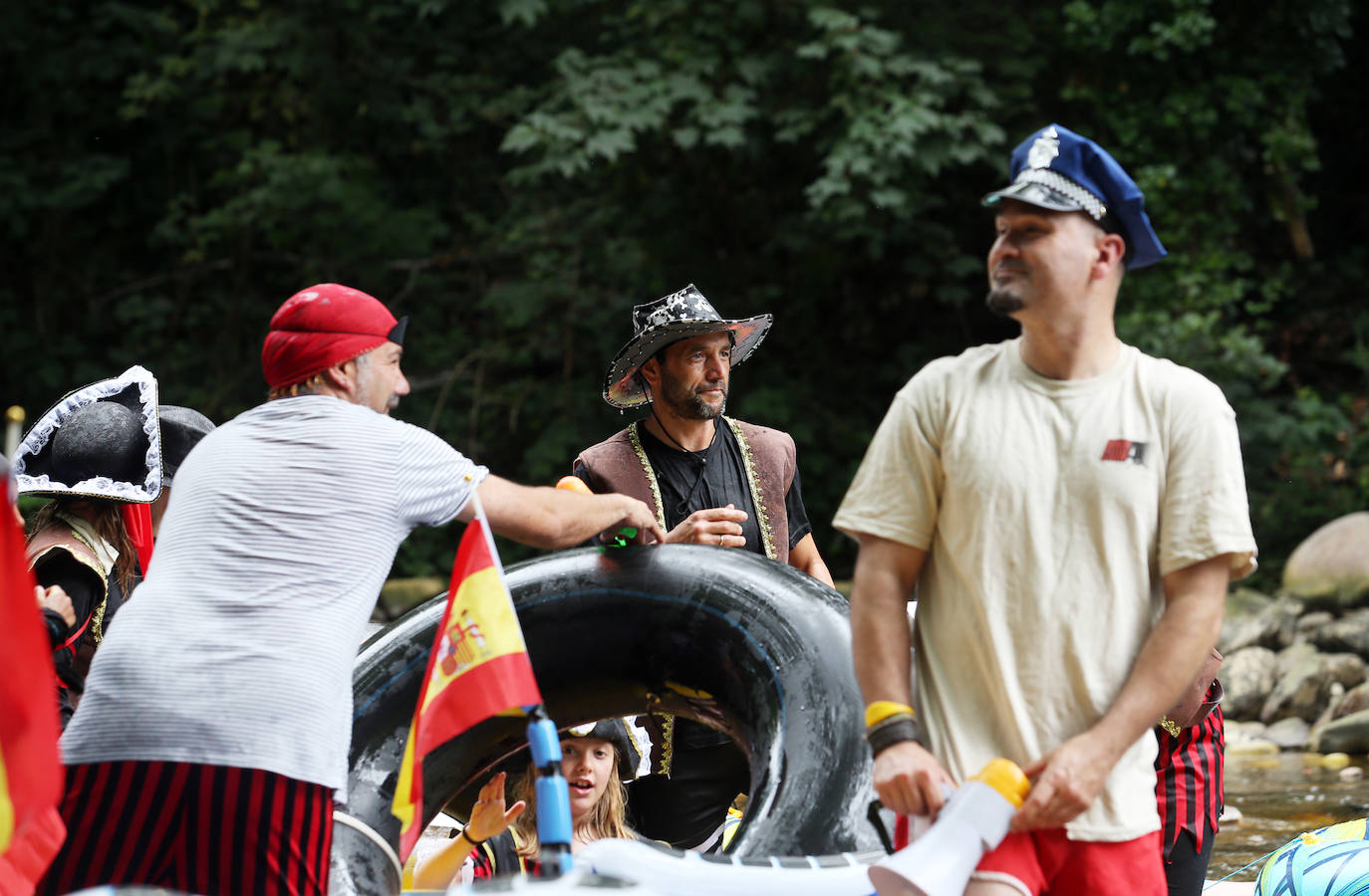 Un total de 15 embarcaciones se echaron al agua en una edición que contó con la participación de unos 70 triputantes