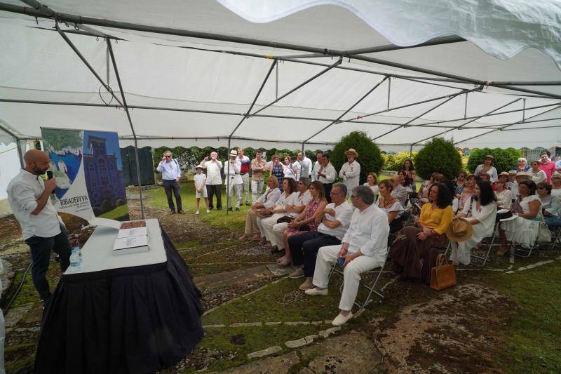 Centenares de personas vestidas de blanco participaron un año más en la cita cultural de Ribadedeva, un concejo marcado por la inmigración.