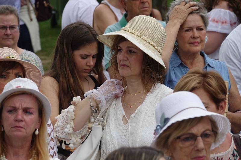 Centenares de personas vestidas de blanco participaron un año más en la cita cultural de Ribadedeva, un concejo marcado por la inmigración.