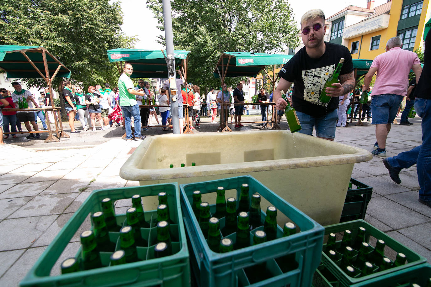 El Festival de la Sidra de Nava celebra su 42 edición. Este sábado tuvo lugar la final del 'Concurso de la mejor Sidra Natural'. Una cita que congregó a numeroso público para quien también hubo una interesante oferta grastronómica de productos de la zona.