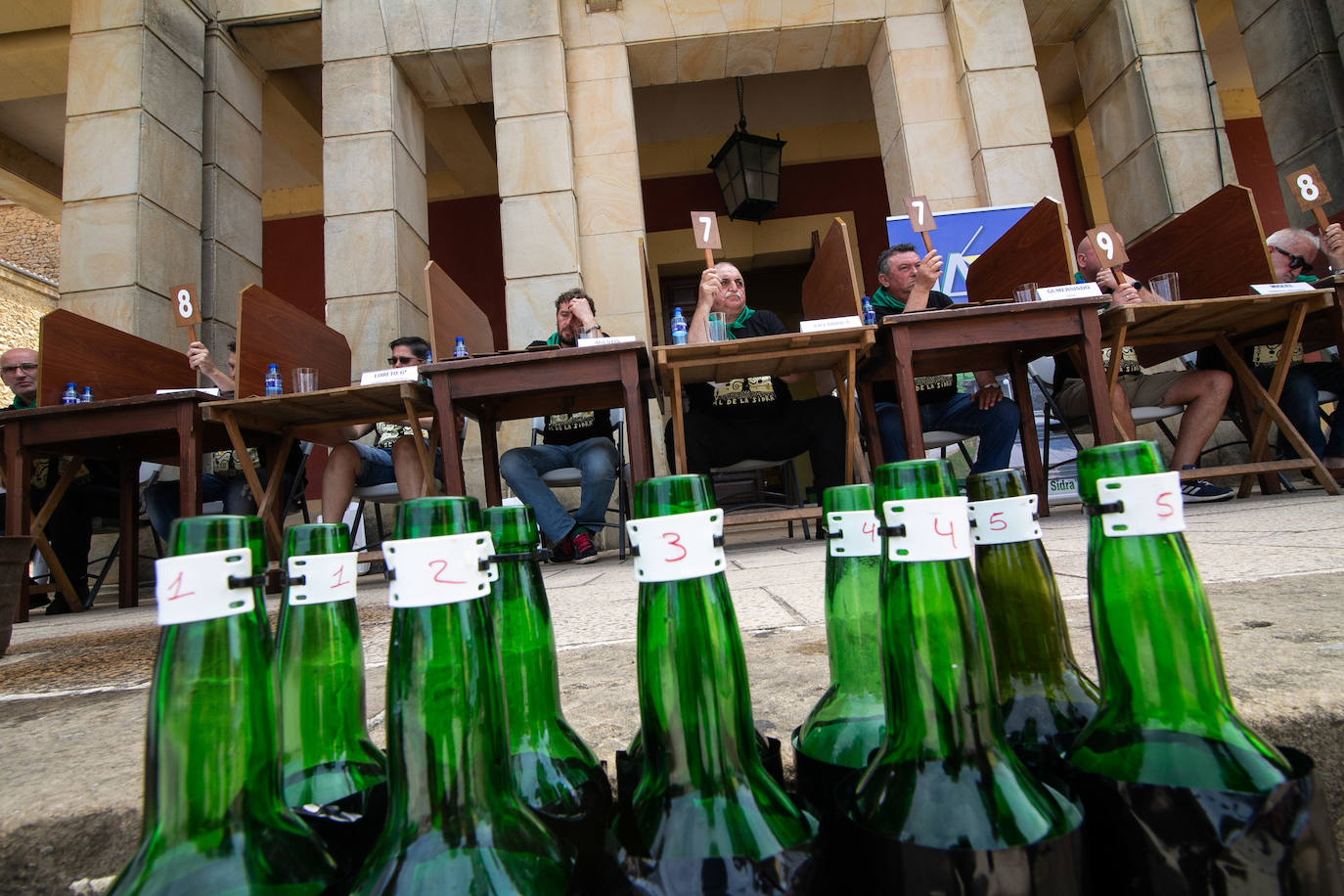 El Festival de la Sidra de Nava celebra su 42 edición. Este sábado tuvo lugar la final del 'Concurso de la mejor Sidra Natural'. Una cita que congregó a numeroso público para quien también hubo una interesante oferta grastronómica de productos de la zona.