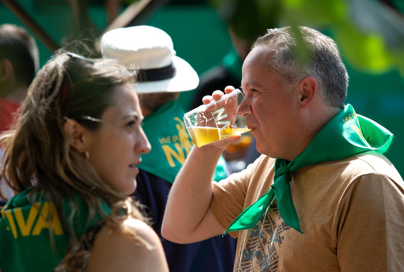 El Festival de la Sidra de Nava celebra su 42 edición. Este sábado tuvo lugar la final del 'Concurso de la mejor Sidra Natural'. Una cita que congregó a numeroso público para quien también hubo una interesante oferta grastronómica de productos de la zona.