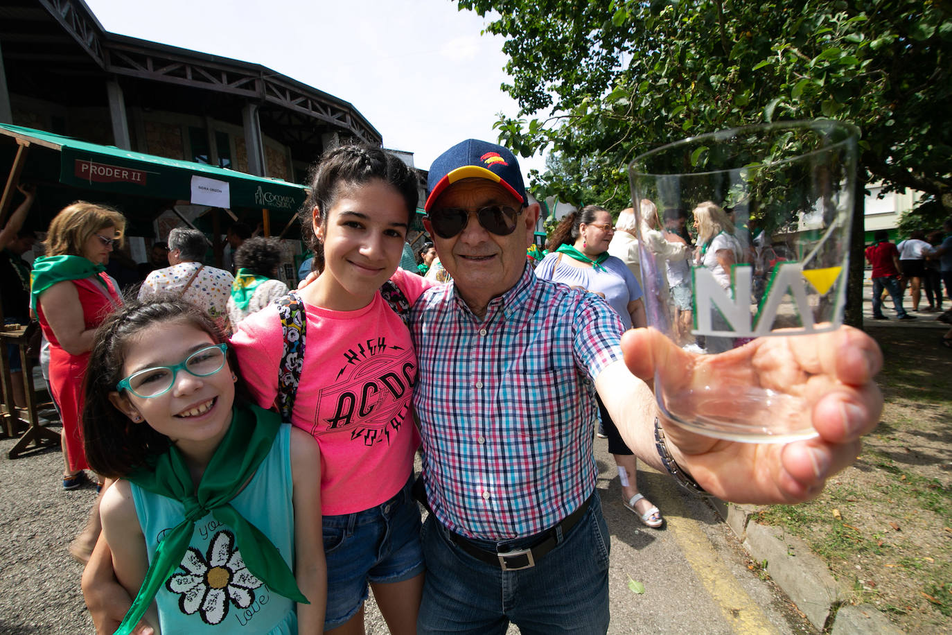 El Festival de la Sidra de Nava celebra su 42 edición. Este sábado tuvo lugar la final del 'Concurso de la mejor Sidra Natural'. Una cita que congregó a numeroso público para quien también hubo una interesante oferta grastronómica de productos de la zona.