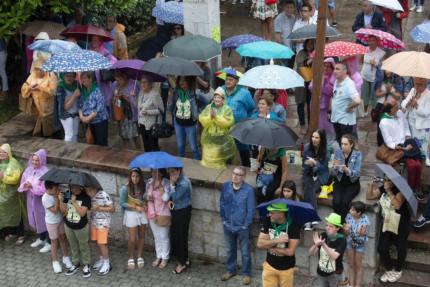 El Festival de la Sidra de Nava celebra su 42 edición. Este sábado tuvo lugar la final del 'Concurso de la mejor Sidra Natural'. Una cita que congregó a numeroso público para quien también hubo una interesante oferta grastronómica de productos de la zona.