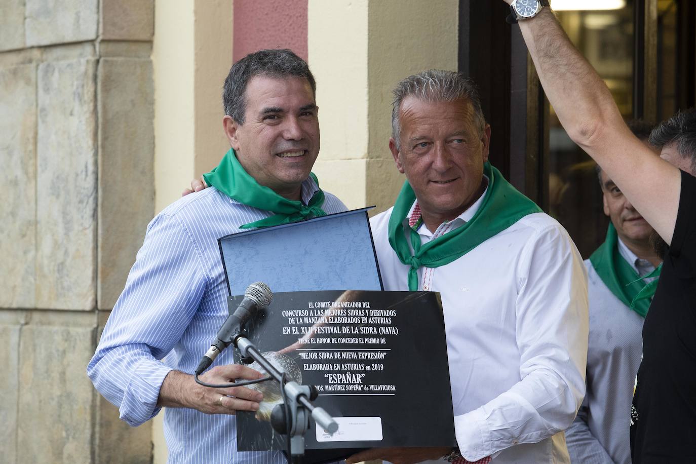 El Festival de la Sidra de Nava celebra su 42 edición. Este sábado tuvo lugar la final del 'Concurso de la mejor Sidra Natural'. Una cita que congregó a numeroso público para quien también hubo una interesante oferta grastronómica de productos de la zona.