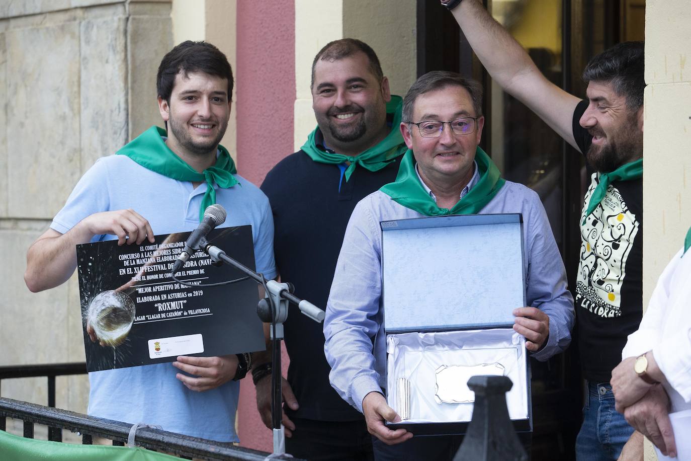 El Festival de la Sidra de Nava celebra su 42 edición. Este sábado tuvo lugar la final del 'Concurso de la mejor Sidra Natural'. Una cita que congregó a numeroso público para quien también hubo una interesante oferta grastronómica de productos de la zona.