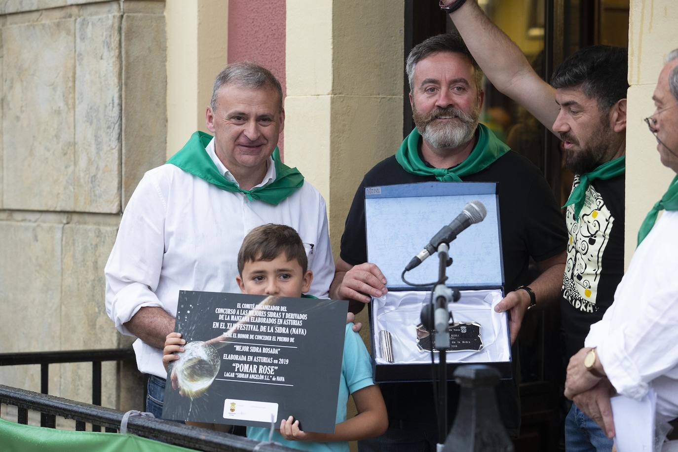 El Festival de la Sidra de Nava celebra su 42 edición. Este sábado tuvo lugar la final del 'Concurso de la mejor Sidra Natural'. Una cita que congregó a numeroso público para quien también hubo una interesante oferta grastronómica de productos de la zona.