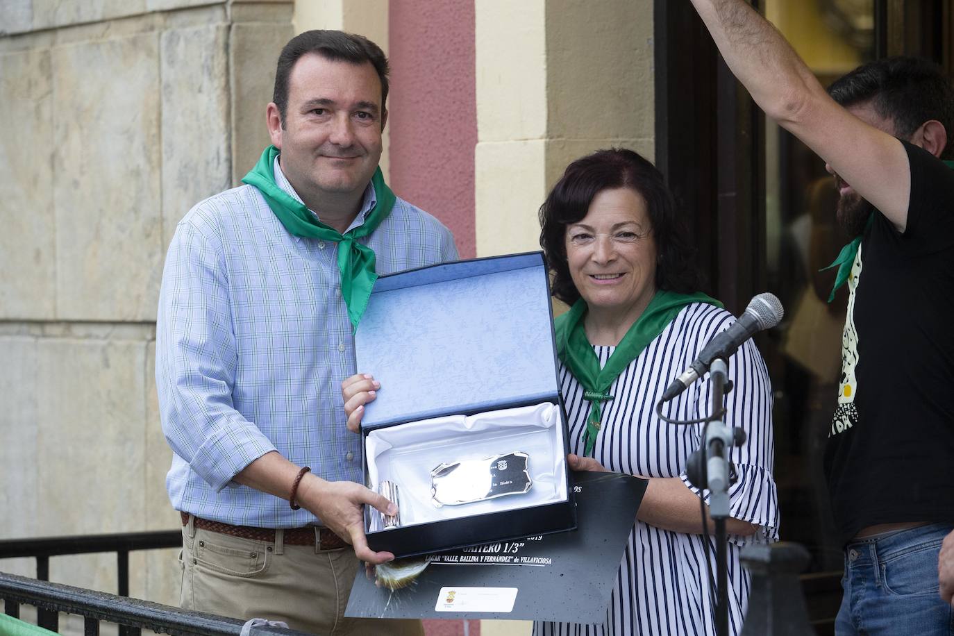 El Festival de la Sidra de Nava celebra su 42 edición. Este sábado tuvo lugar la final del 'Concurso de la mejor Sidra Natural'. Una cita que congregó a numeroso público para quien también hubo una interesante oferta grastronómica de productos de la zona.