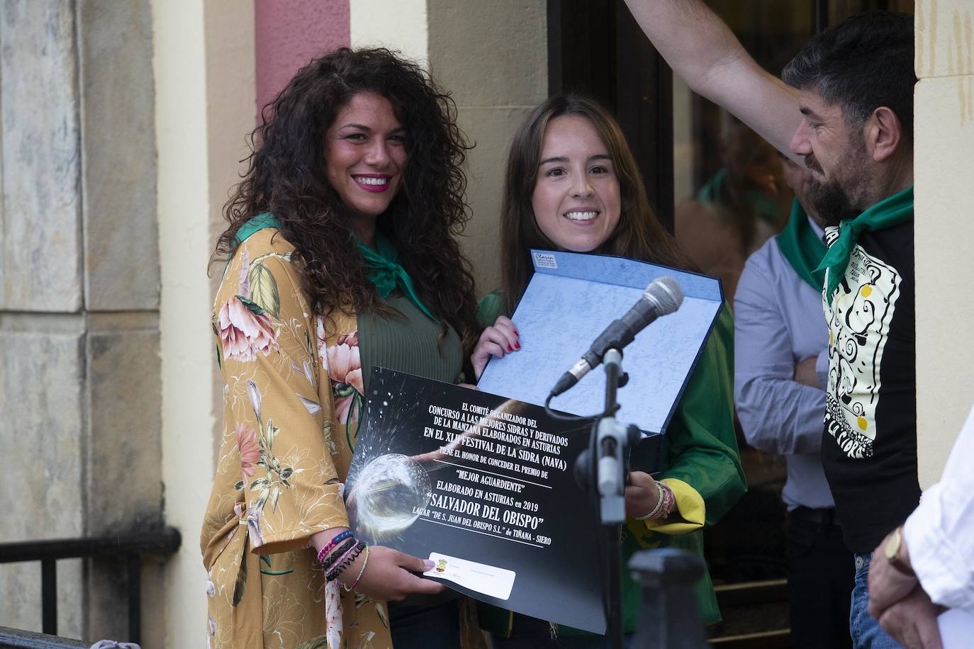 El Festival de la Sidra de Nava celebra su 42 edición. Este sábado tuvo lugar la final del 'Concurso de la mejor Sidra Natural'. Una cita que congregó a numeroso público para quien también hubo una interesante oferta grastronómica de productos de la zona.