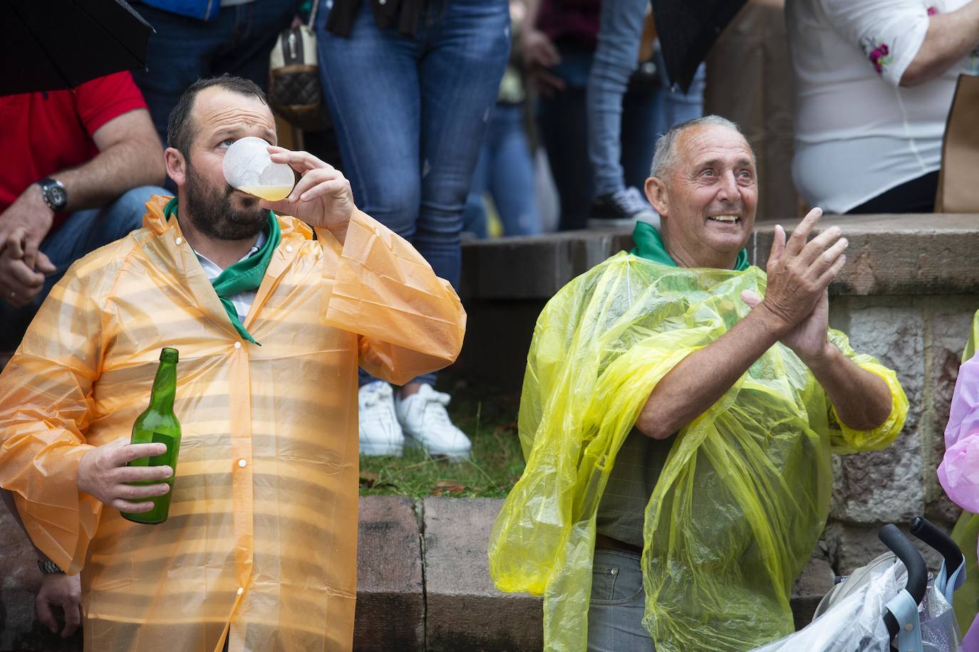 El Festival de la Sidra de Nava celebra su 42 edición. Este sábado tuvo lugar la final del 'Concurso de la mejor Sidra Natural'. Una cita que congregó a numeroso público para quien también hubo una interesante oferta grastronómica de productos de la zona.