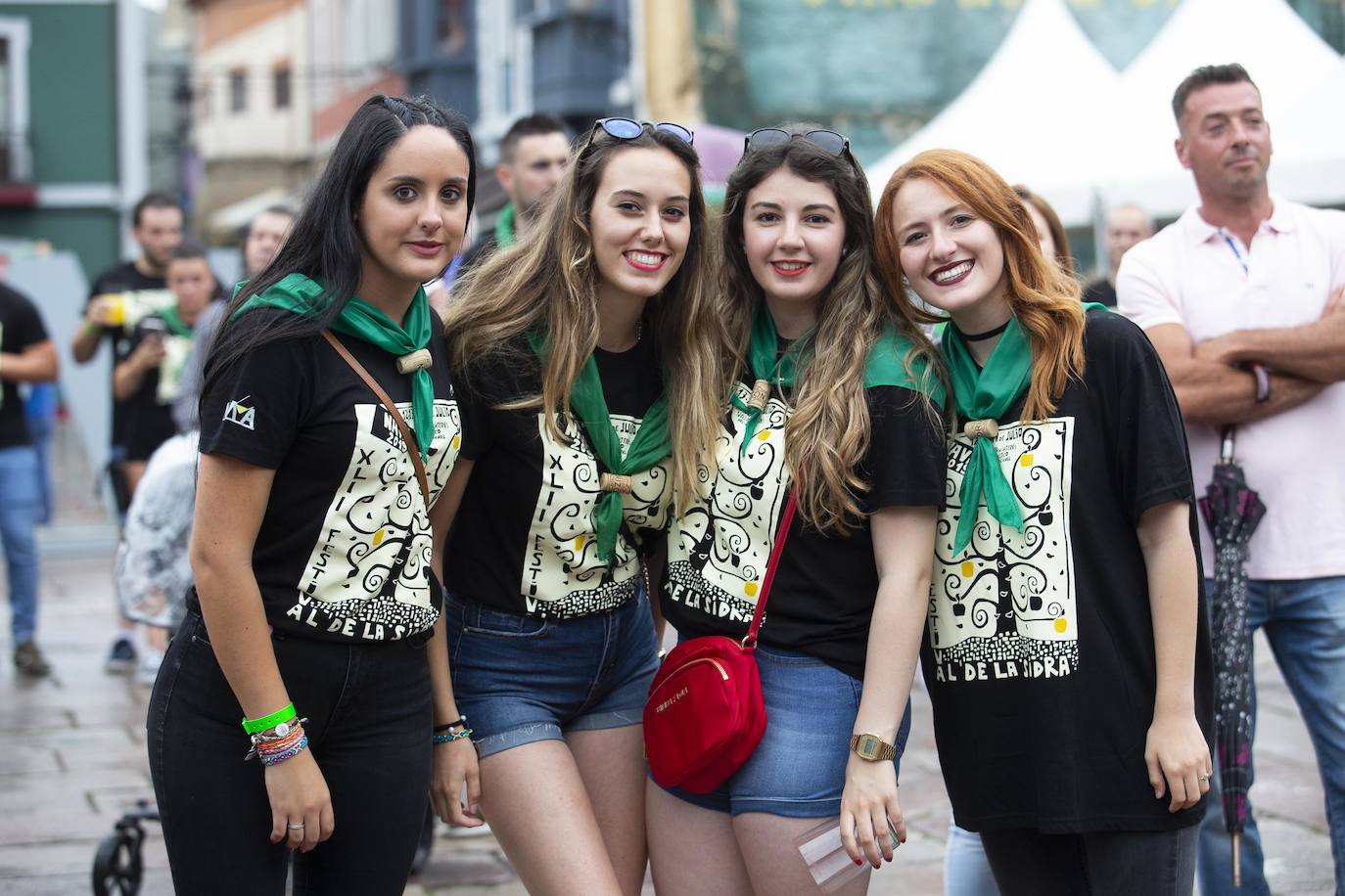 El Festival de la Sidra de Nava celebra su 42 edición. Este sábado tuvo lugar la final del 'Concurso de la mejor Sidra Natural'. Una cita que congregó a numeroso público para quien también hubo una interesante oferta grastronómica de productos de la zona.