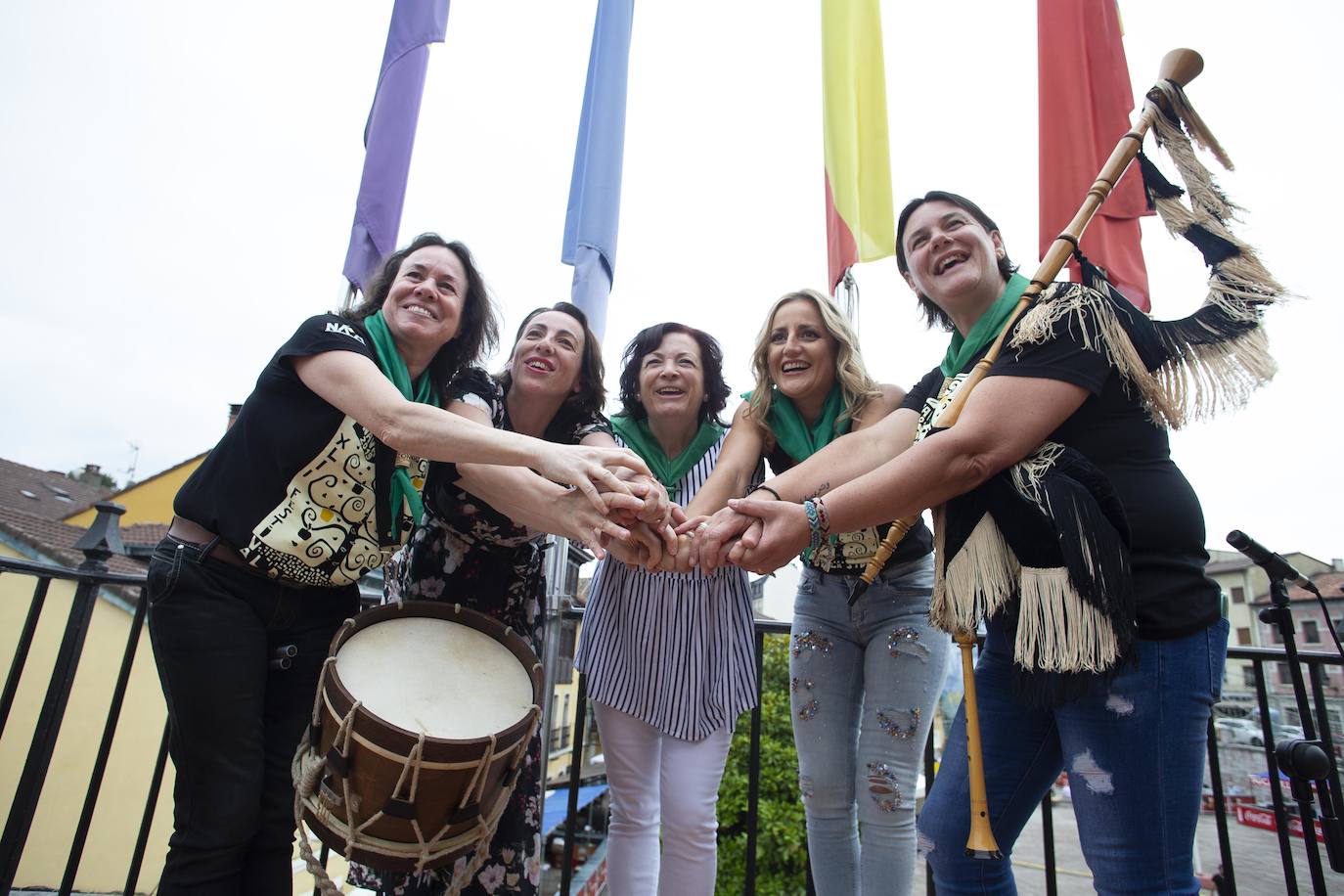 El Festival de la Sidra de Nava celebra su 42 edición. Este sábado tuvo lugar la final del 'Concurso de la mejor Sidra Natural'. Una cita que congregó a numeroso público para quien también hubo una interesante oferta grastronómica de productos de la zona.