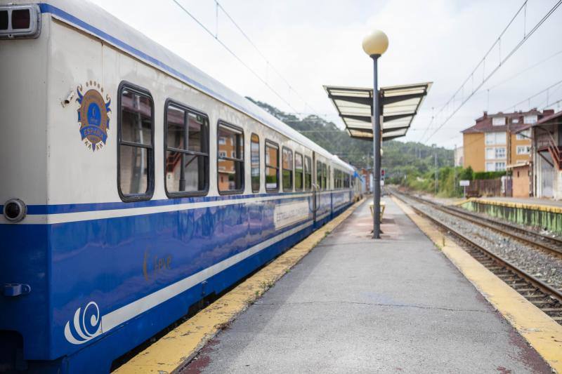 Renfe inaugura el nuevo servicio de trenes turísticos tras un acuerdo entre el Principado y la compañía que, durante todo el verano, hará viajes turísticos por la región, en un paquete que combina el uso del tren y el autobús con un precio cerrado de 45 euros. El primer viaje hizo el recorrido 'Puertos y acantilados' con un paseo por toda la costa asturiana.