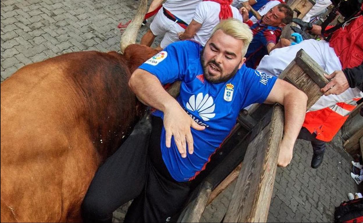 La tremenda cogida de un Miura a un seguidor del Oviedo en los Sanfermines