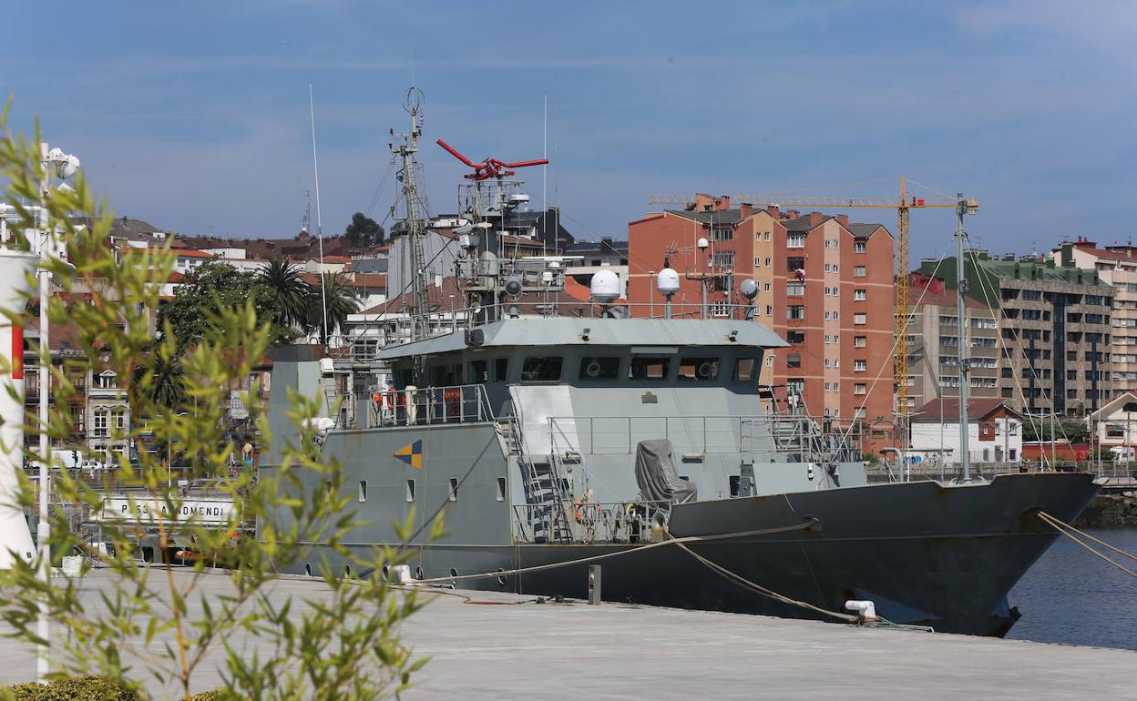 El barco de la Armada ya está amarrado en el muelle de San Agustín. 