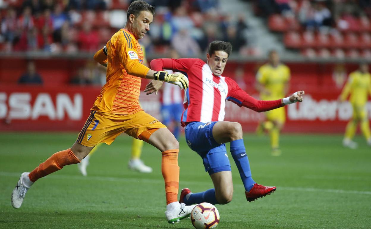 Pablo Pérez lucha por un balón en el último partido de la pasada temporada.