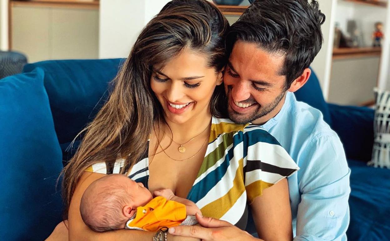 Sara Sálamo e Isco Alarcón con su hijo Theo. 