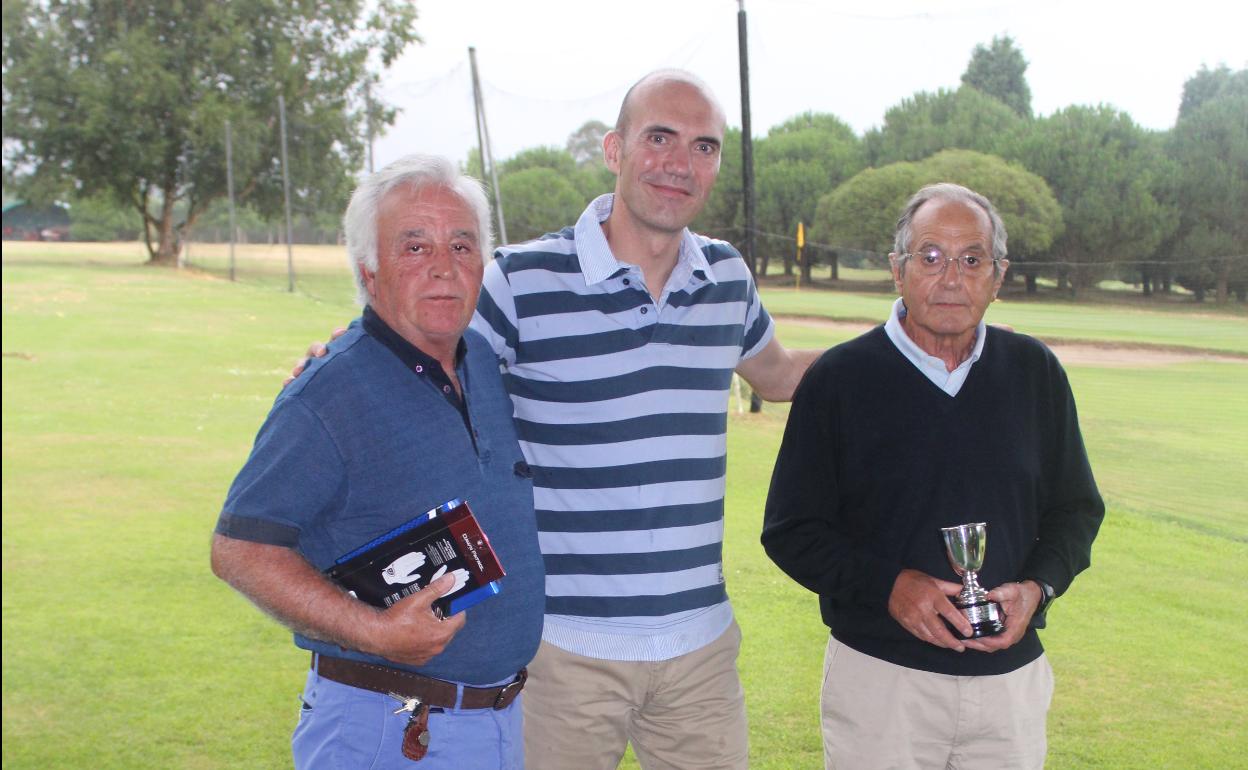 Los ganadores José Luis González y Miguel Sánchez, con Esteban Fernández, de ABANCA