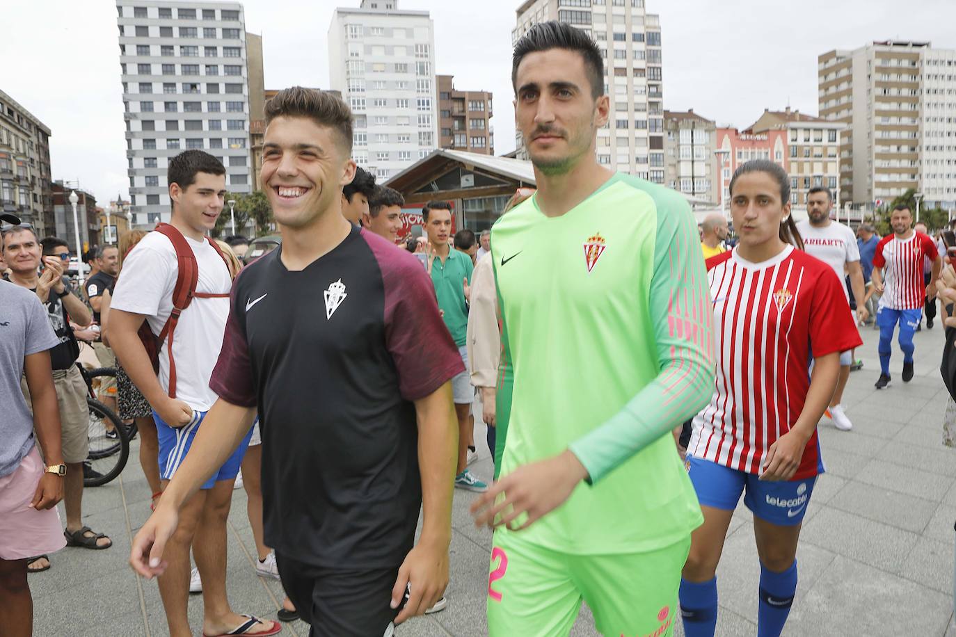 El Sporting presentó este martes sus nuevas camisetas para la temporada 2019-2020. Lo hizo en El Muro y rodeado de sus aficionados. Javi Fuego, Diego Mariño, Nacho Mendez y Maria Yenes ejercieron de modelos.