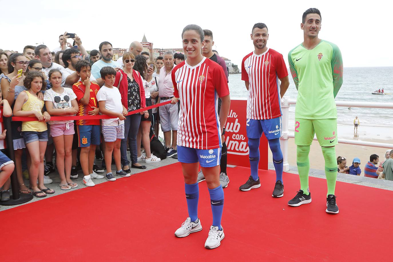 El Sporting presentó este martes sus nuevas camisetas para la temporada 2019-2020. Lo hizo en El Muro y rodeado de sus aficionados. Javi Fuego, Diego Mariño, Nacho Mendez y Maria Yenes ejercieron de modelos.