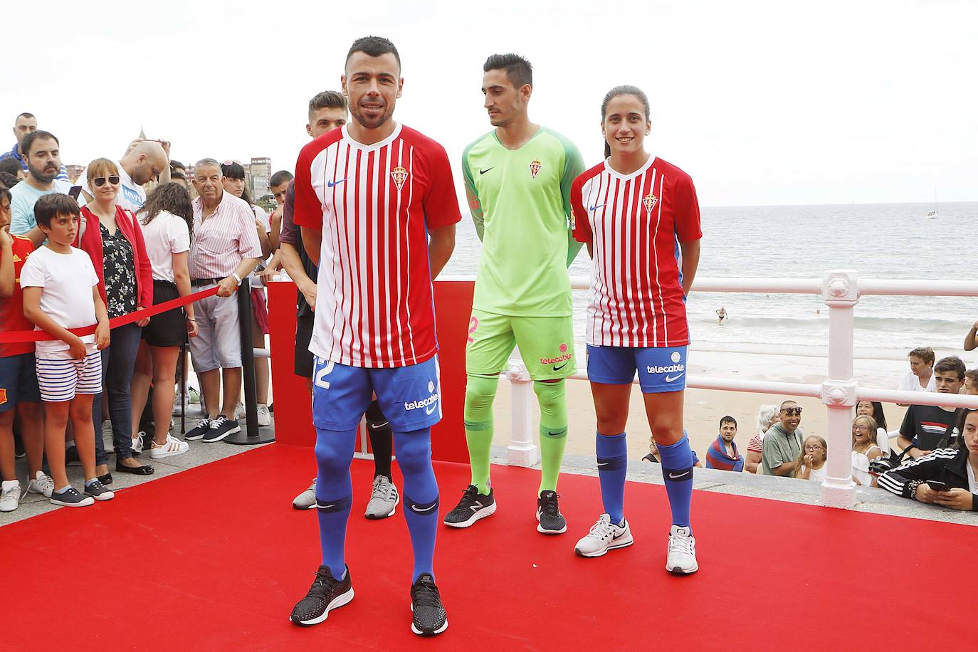 El Sporting presentó este martes sus nuevas camisetas para la temporada 2019-2020. Lo hizo en El Muro y rodeado de sus aficionados. Javi Fuego, Diego Mariño, Nacho Mendez y Maria Yenes ejercieron de modelos.